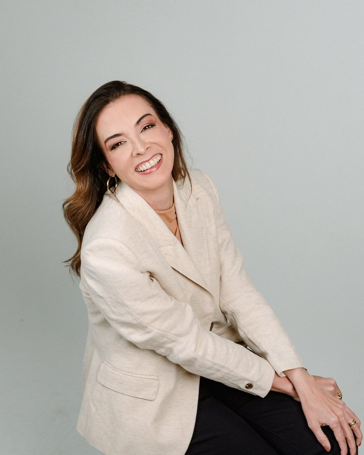 Dra. Mariana Negreiros sentada, de blazer claro